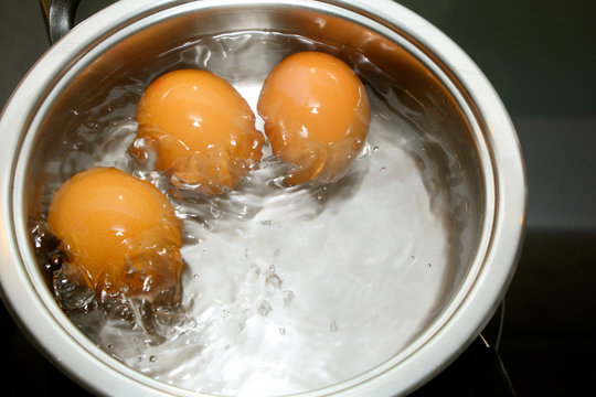 braune Eier im kochendem Wasser