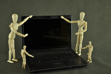 Marionetki przy komputerze © hesa2