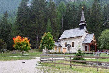 Fototapeta na wymiar Kościół na jeziorze Lago di Braies w Dolomiti Góry - Włochy Euro