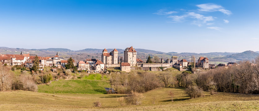 Magnifique Village m&eacute;di&eacute;val de Curemonte, en Corr&egrave;ze, en Nouvelle-Aquitaine, France