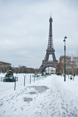 Fototapeta na wymiar Champ de Mars w śniegu