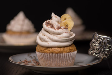 Veganer Bananen Cupcake mit Schokoraspeln