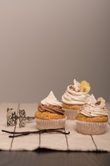 Vegane Cupcakes auf Leinentuch