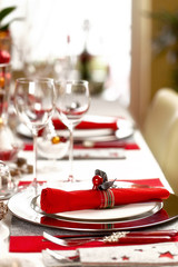 Weihnachtlich gedeckte Festtagstafel