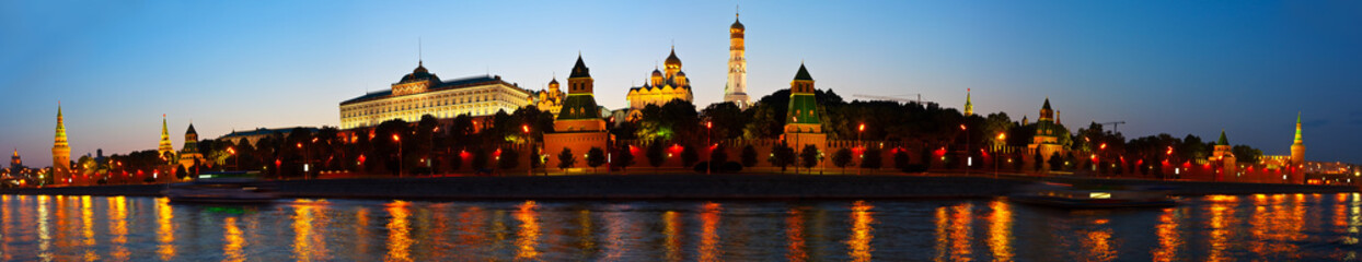 Fototapeta na wymiar Panorama Kremla o zachodzie słońca.