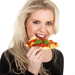 Model Frau blond isst Pizza und lacht Nahaufnahme