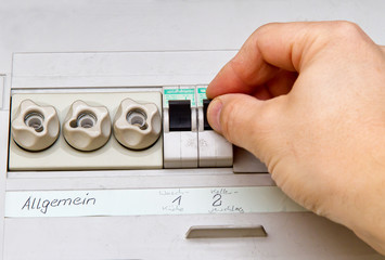 Leitungsschutzschalter bedienen