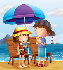 Poster Twee kinderen op het strand bij de houten stoelen © GraphicsRF