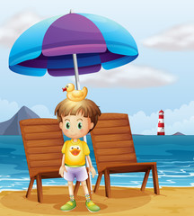 Ein Junge mit einer Gummiente am Strand