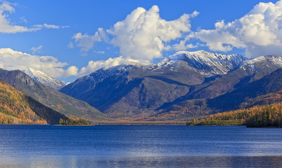 Fototapeta na wymiar Озеро среди гор