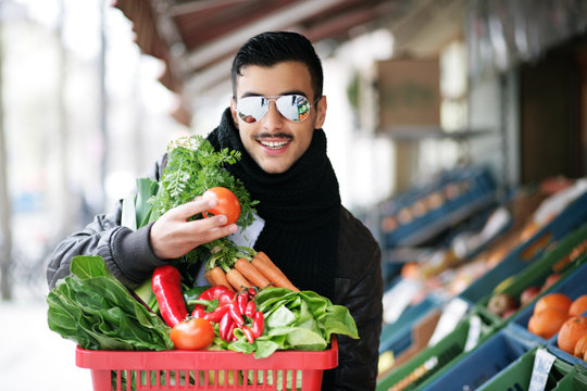 Junge im Supermarkt