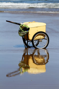 Eiswagen alleine am Strand von Salvador da Bahia