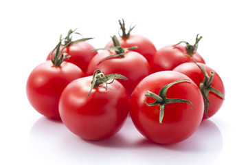 白背景に複数のミニトマト