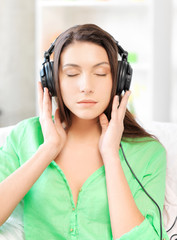 Naklejka premium happy teenage girl in big headphones