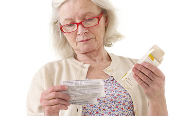 Femme lisant la notice du médicament