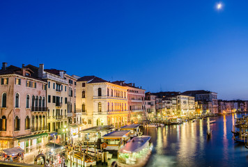Fototapeta na wymiar Wenecja, Włochy - 30 czerwca: Widok z mostu Rialto, 30 czerwca 201