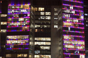 Fototapeta na wymiar Światło w oknach budynku w nocy