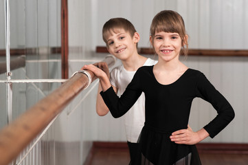 children standing at ballet barre © Аrtranq