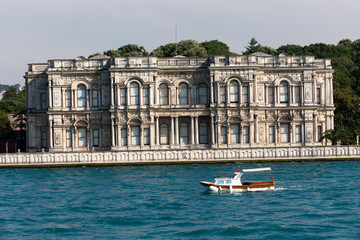 Fototapeta na wymiar Istambul - Pałac Dolmabahce widziana z Bosforu