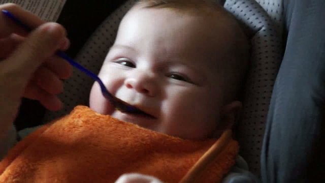 Baby bekommt Brei