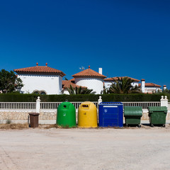 Obraz na płótnie Canvas kolorowe pojemniki na śmieci w celu oddzielenia i recyklingu