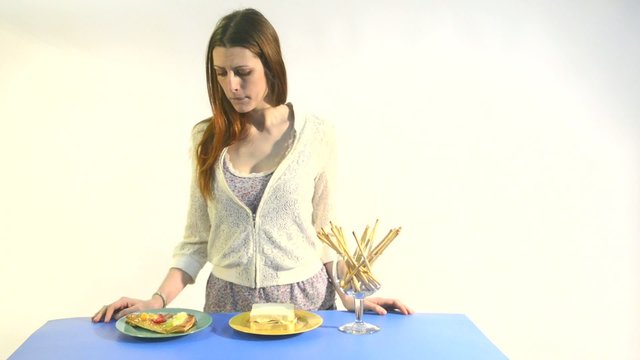 mujer joven haciendo regimen