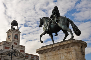 Fototapeta na wymiar Pomnik Karola III w Puerta del Sol, Madryt (Hiszpania)