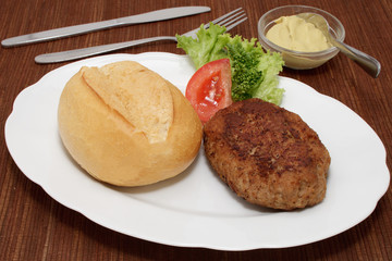 Frikadelle mit Brötchen