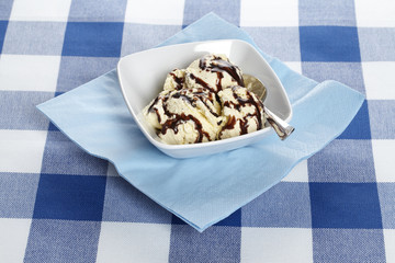 Vanilleeis mit Schokosauce