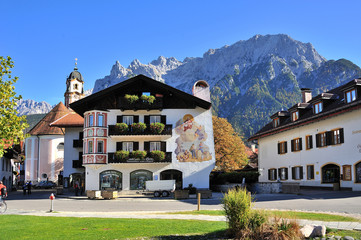 Fototapeta na wymiar Karwendelmassiv widok wieś placu Mittenwald