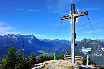 Gipfelkreuz Berg Wank Blick auf Zugspitzmassiv