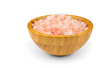 Fototapeta na wymiar Różowa sól z Himalajów w drewnianej misce