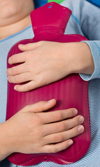 Kind / Junge mit Wärmflasche auf dem Bauch - frieren