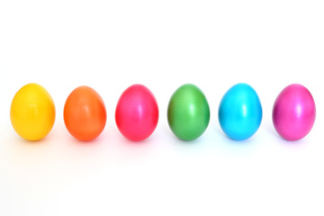 Ostereier stehen in einer Reihe