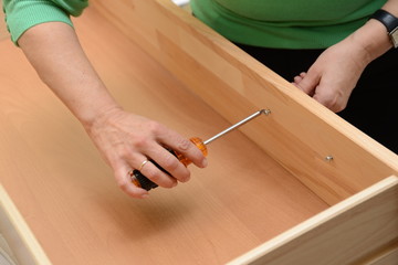 Schraubenzieher an einem Schrank