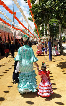 Madre e hija con trajes de gitana en la Feria