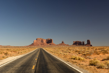 Fototapeta na wymiar Road to Monument Valley
