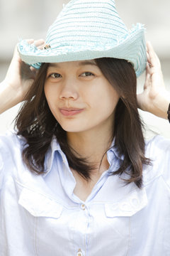 girld and light blue straw hat
