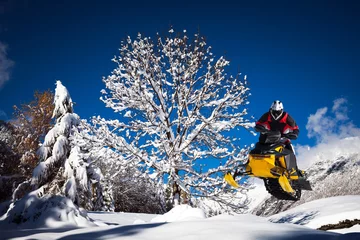 Photo sur Plexiglas Sports dhiver motoslitta in neve fresca