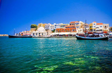 Naklejka premium Port i ulice Chania / Kreta / Grecja