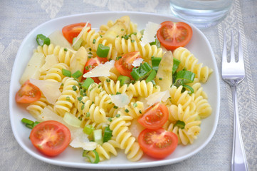 Pasta Primavera mit Spargel und Tomaten