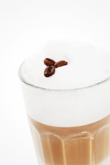 kaffeebohnen auf einer latte macchiato