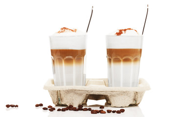 latte macchiato to go mit schokoladenpulver und kaffee bohnen