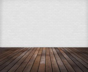Raum: Weisse Ziegelwand mit Holzfussboden