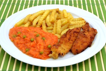 filet drobiowy z frytkami i marchewką