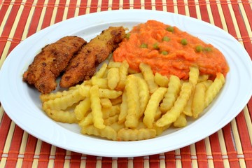 filet drobiowy z frytkami i marchewką