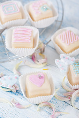 Petits Fours mit weisser Schokolade und Dekor