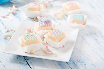 Petits Fours mit weisser Schokolade und Dekor