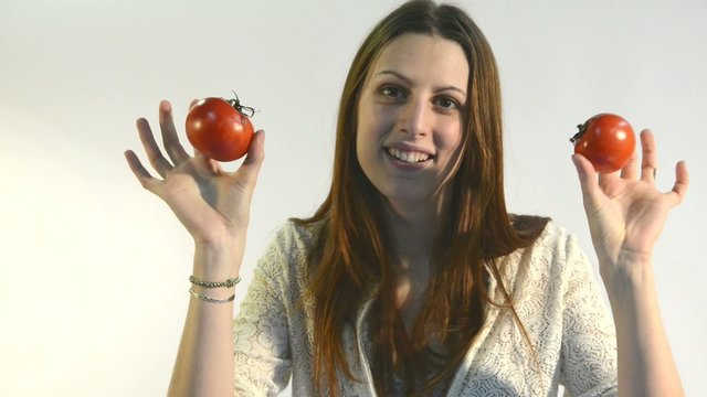 mujer joven con tomates