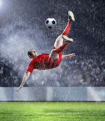 Rolgordijnen voetballer die de bal slaat © Sergey Nivens